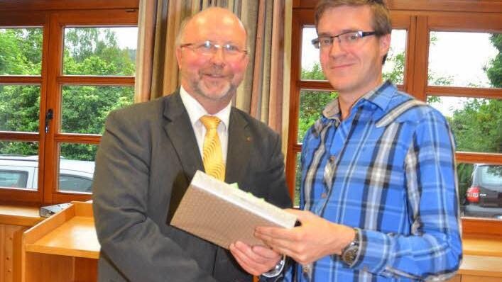Bürgermeister Egon Herrmann überreichte Matthias Doppel ein Präsent.  Foto: K.- H. Hofmann