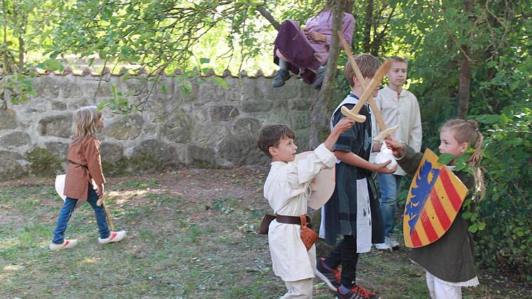 Ganz wie früher, die Eltern waren unterwegs, die Kinder suchen sich eine Ecke zum spielen.