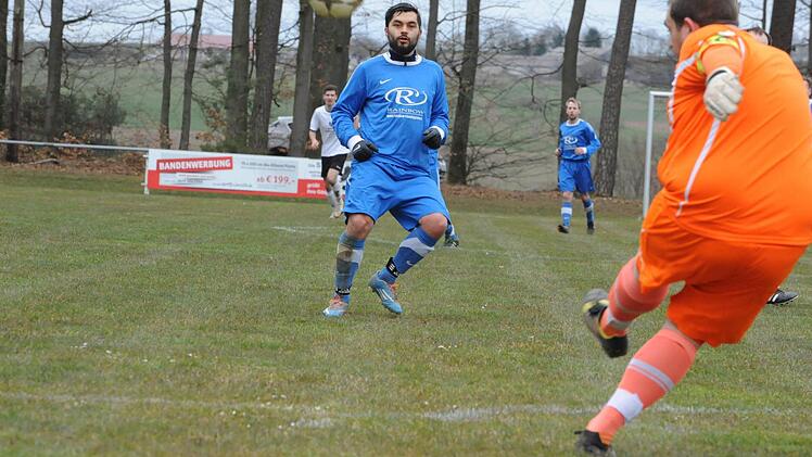 Weg mit der Kugel: Wartmannsroths Keeper Manuel Wießner lässt sich im Spiel gegen die DJK Kothen auf keine Experimente ein. Foto: Hopf