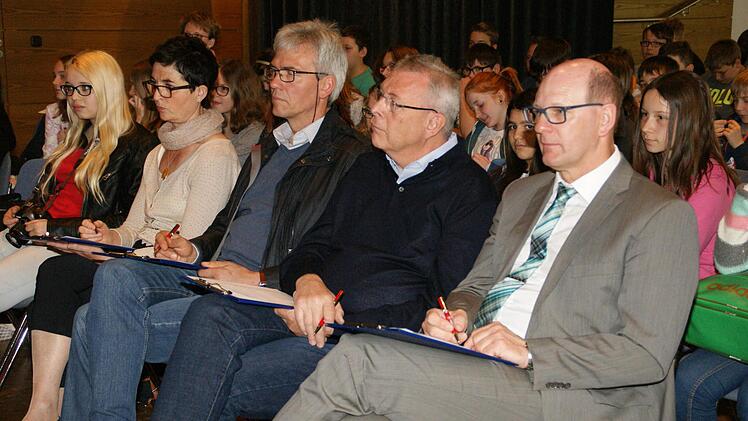 Keine leichte Aufgabe hatte die Jury beim Lesewettbewerb der Mittelschulen Eltmann, Ebelsbach und Zeil (von rechts): Zeils Bürgermeister Thomas Stadelmann, Zeils stellvertretender Schulleiter Alfons Ernst, Eltmanns stellvertretender Schulleiter Waldemar Baumann und die Leiterin der Stadtbibliothek Zeil Rita Simon.  Foto: Sabine Weinbeer