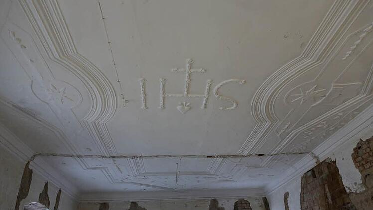 Die Stuckdecke im Saal des Obergeschosses erinnert an die Zeit der Jesuiten. Foto: Barbara Herbst