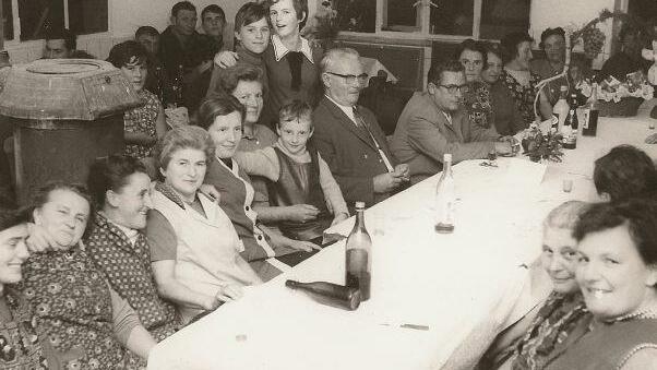 In den 50er Jahren eine Feier mit Johann Hörrlein  Foto: privat