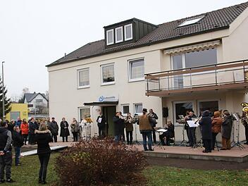 Das ehemalige Pfarrhaus, gleich neben der Katholischen Kirche am Moos in Neustadt, baute die Lebenshilfe zu einem Apartmenthaus um.