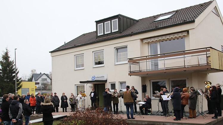 Das ehemalige Pfarrhaus, gleich neben der Katholischen Kirche am Moos in Neustadt, baute die Lebenshilfe zu einem Apartmenthaus um.