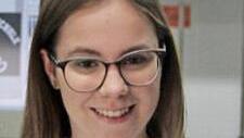 Melanie Hüpschle zeigt die Brotzeitdose mit dem Logo der Wallburg-Realschule Eltmann.