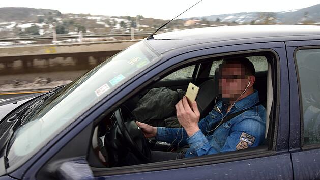 Chef des Feuerwehrverbands fordert härtere Strafen für Gaffer an Unfallstellen - einschließlich Führerscheinentzug.