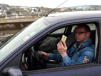 Chef des Feuerwehrverbands fordert härtere Strafen für Gaffer an Unfallstellen - einschließlich Führerscheinentzug.