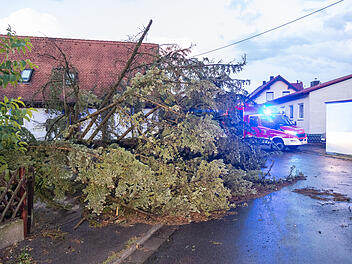 Umgestürzte Bäume und abgedeckte Häuser: Schwere Unwetter in Franken
