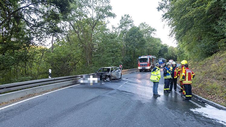 Tragischer Unfall: Motorradfahrer verbrennt nach Zusammenprall mit Auto