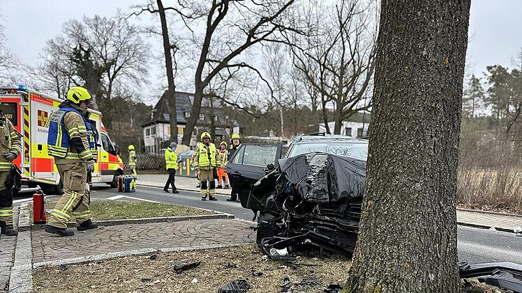 Unfall bei Erlangen: Fahrer leblos im Auto gefunden