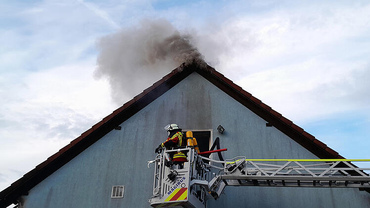 Dachstuhl-Brand einer Bäckerei in Kirchehrenbach