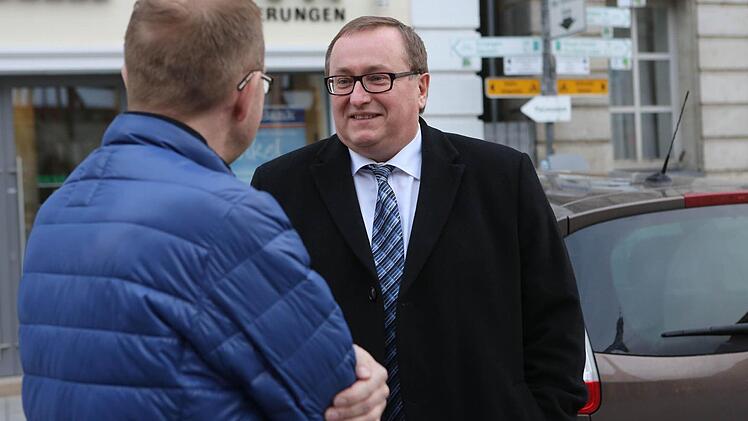 Als Privatmann ist Manfred Hümmer fast nie unterwegs. Ständig sprechen ihn Bürger an, die ein Anliegen haben.