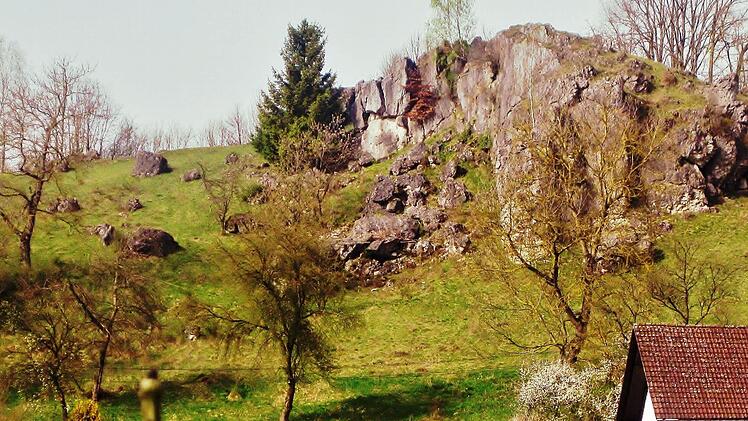 Einzigartige Landschaftsbilder. Die felsdurchsetzten Magerrasenflächen der "Leiten" in Thuisbrunn.  Foto: Werner Vogel