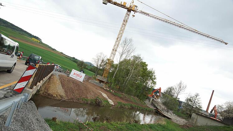 Der Verkehr rollt über eine Behelfsbrücke.Foto: Arkadius Guzy