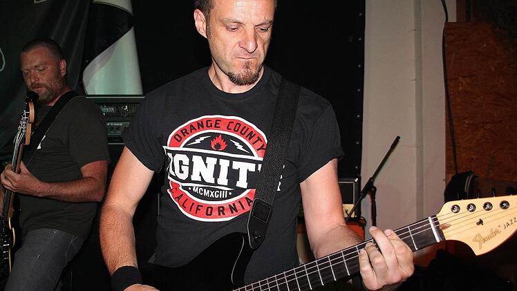 Hoch konzentriert: Gitarrist Michael Thienel (rechts) und Bassist Bernd Walter von der Band "Arrested Mind".