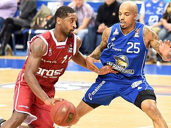 Brad Wanamaker (mit Ball) entschied das Duell der Spielmacher gegen Frankfurts Jordan Theodore haushoch für sich. Doch die Niederlage konnte auch der Kapitän nicht verhindern. Foto: Hübner-Foto