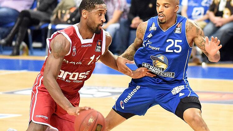 Brad Wanamaker (mit Ball) entschied das Duell der Spielmacher gegen Frankfurts Jordan Theodore haushoch für sich. Doch die Niederlage konnte auch der Kapitän nicht verhindern. Foto: Hübner-Foto