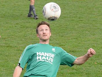 Den Ball im Blick und den Aufstieg im Visier: Andreas Weigand (im Bild) spielt mit dem FC Untererthal am Sonntag gegen die SG Heustreu um einen Platz in der Kreisliga Rhön. Foto: ssp