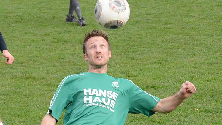 Den Ball im Blick und den Aufstieg im Visier: Andreas Weigand (im Bild) spielt mit dem FC Untererthal am Sonntag gegen die SG Heustreu um einen Platz in der Kreisliga Rhön. Foto: ssp