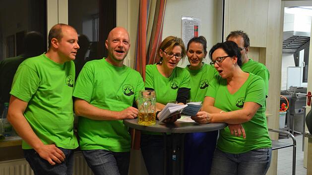 Vorstand Alexander Pf&uuml;lb (2.v.l.) und die Eltern des Kinderhauses erledigen regelm&auml;&szlig;ig den K&uuml;chendienst bei Veranstaltungen im Pfarrgemeindezentrum (PGZ) Waldfenster. Doch nun hat der Vorstand Finanzsorgen. Foto: Kathrin Kupka-Hahn