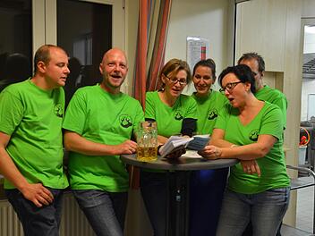 Vorstand Alexander Pfülb (2.v.l.) und die Eltern des Kinderhauses erledigen regelmäßig den Küchendienst bei Veranstaltungen im Pfarrgemeindezentrum (PGZ) Waldfenster. Doch nun hat der Vorstand Finanzsorgen. Foto: Kathrin Kupka-Hahn