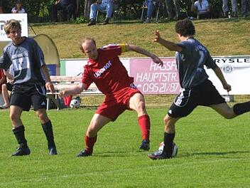 Maxi Pottler (Mitte) in Aktion auf dem Platz an der Flutbrücke
