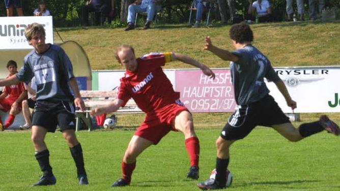 Maxi Pottler (Mitte) in Aktion auf dem Platz an der Flutbrücke