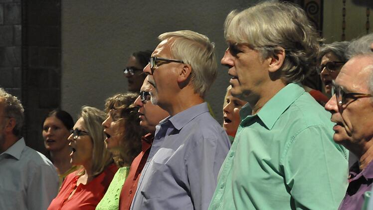 Spritzig, dynamisch und begeisterungsfähig - der "Chor InTakt". Foto: Peter Klopf