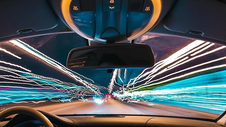 Eine wahre Heldengeschichte hat sich am Donnerstag bei Echte aus der A7 abgespielt. Einer 14-Jährigen gelang es mit der Hand ein Auto zu stoppen, nachdem die Fahrerin bewusstlos wurde. Symbolfoto: unsplash.com/Samuele Errico Piccarini