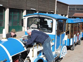 Früher fiel das Bad Kissinger Kurbähnle höchstens aus, wenn Lokführer Jürgen Kämmerer einen Motorschaden hatte oder zu wenige Fahrgäste mitfahren wollten. Nach 40 Jahren gab es 2018 die erste Sommer-Saison ohne Bähnle, aktuell verhandeln Stadt und Betreiber über den Neustart. Foto: Archiv/Thomas Mäuser