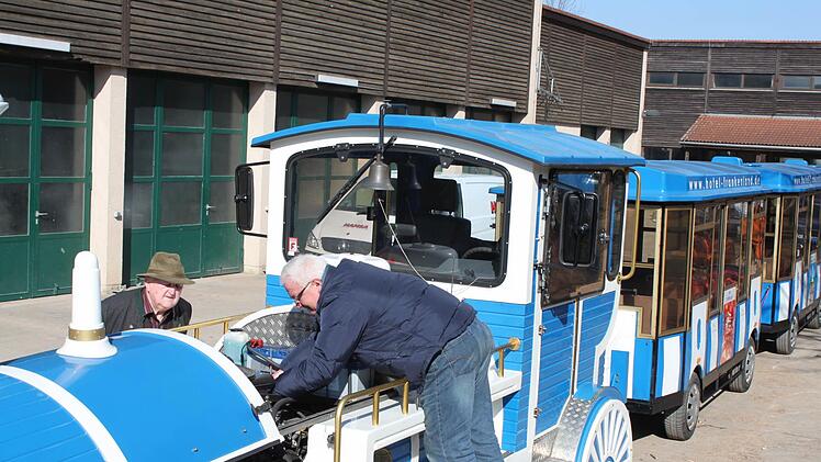 Früher fiel das Bad Kissinger Kurbähnle höchstens aus, wenn Lokführer Jürgen Kämmerer einen Motorschaden hatte oder zu wenige Fahrgäste mitfahren wollten. Nach 40 Jahren gab es 2018 die erste Sommer-Saison ohne Bähnle, aktuell verhandeln Stadt und Betreiber über den Neustart. Foto: Archiv/Thomas Mäuser