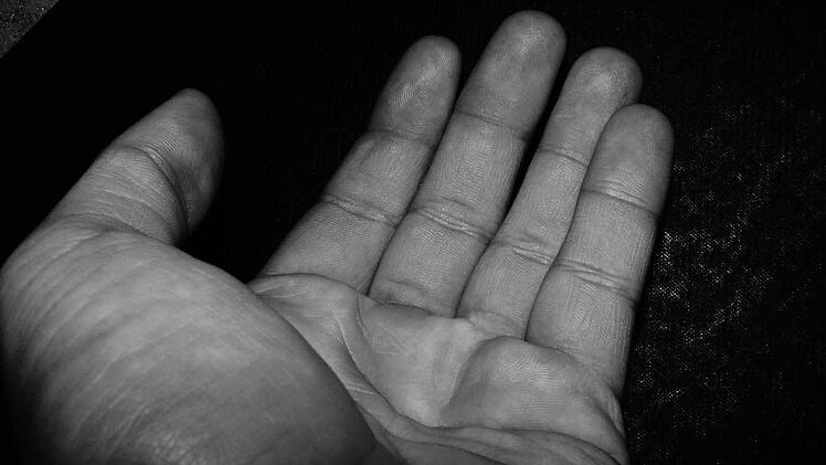 Ein Rentner hatte die Hand aufgehalten, um Unterst&uuml;tzung zu bekommen. Zu Unrecht, wie sich herausstellte, und daf&uuml;r bestrafte ihn das Gericht.  dpa/Archiv