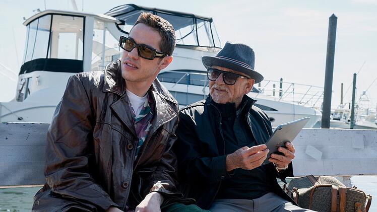 Ähnlich wie sein Kinofilm "The King of Staten Island" wurde auch die Serie "Bupkis" von Phasen aus dem echten Leben von Pete Davidson (links) inspiriert. Sein Großvater (hier gespielt von Joe Pesci) spielte dabei eine wichtige Rolle.