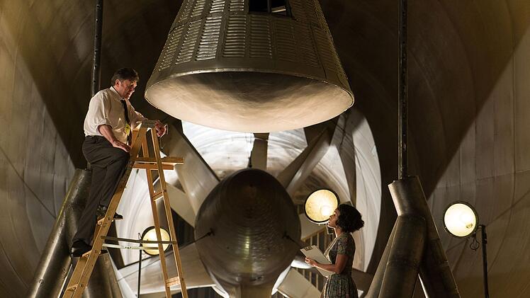 Karl Zielinski (Olek Krupa) wei&szlig;, dass Mary Jackson (Janelle Mon&aacute;e) das Zeug zur Ingenieurin h&auml;tte.