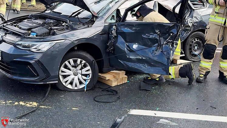 Schwerer Unfall in Bamberg: Autofahrer eingeklemmt - stundenlange Sperrung