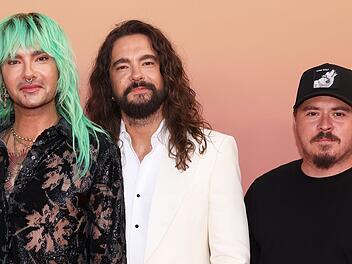 Tokio-Hotel-Schlagzeuger Gustav Sch&auml;fer (rechts) nimmt derzeit am RTL-Tanzwettbewerb "Let's Dance" teil. Seine Bandkollegen Bill (links) und Tom Kaulitz verfolgen die Sendung nicht.