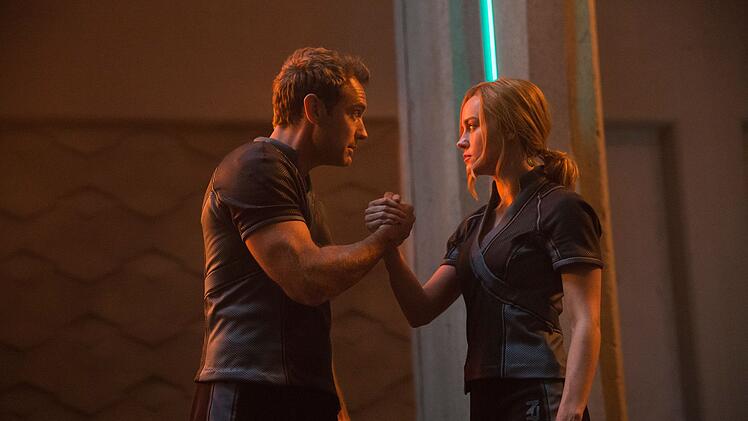 Jude Law spielt Dr. Walter Lawson, den urspr&uuml;ngliche Captain Mar-Vell, und bereitet Carol Danvers (Brie Larson) auf ihre neuen F&auml;higkeiten vor.