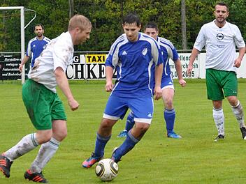 Der SV Seelach (blaue Trikots) und der SV Knellendorf kämpften in der abgelaufenen Saison bis zuletzt um Platz 2. Diesmal sind sie die heißesten Anwärter auf den Meistertitel. Foto: Archiv/Kalb