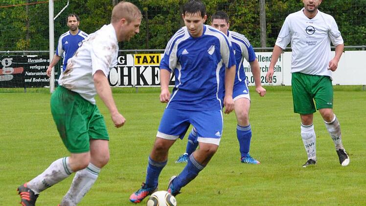 Der SV Seelach (blaue Trikots) und der SV Knellendorf kämpften in der abgelaufenen Saison bis zuletzt um Platz 2. Diesmal sind sie die heißesten Anwärter auf den Meistertitel. Foto: Archiv/Kalb