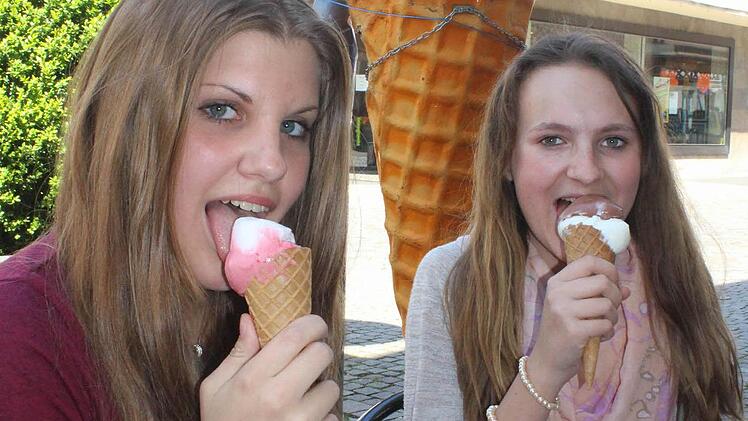 Jessi und Lara gönnen sich ein Eis.
