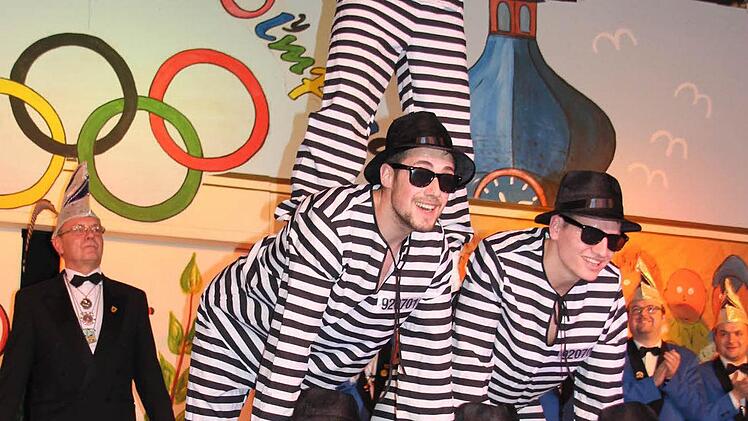 Flott, ohne Haut zu zeigen: das Männerballett als Blues Brothers.Foto: Ralf Kestel