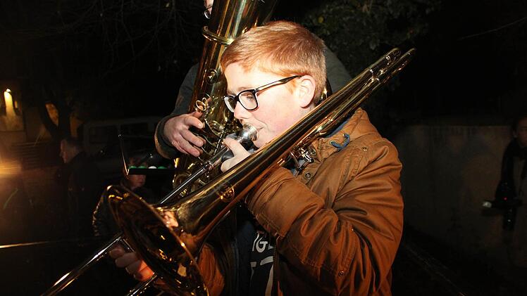 Ein junges Mitglied des Blechbläserensembles des Musikvereins Burghaig