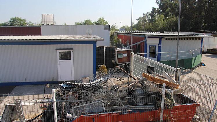Die Gemeinde Adelsdorf mietet die Container auf dem Gelände des Wertstoffhofs an. Sie dienen Obdachlosen als Unterkunft.  Foto: Christian Bauriedel