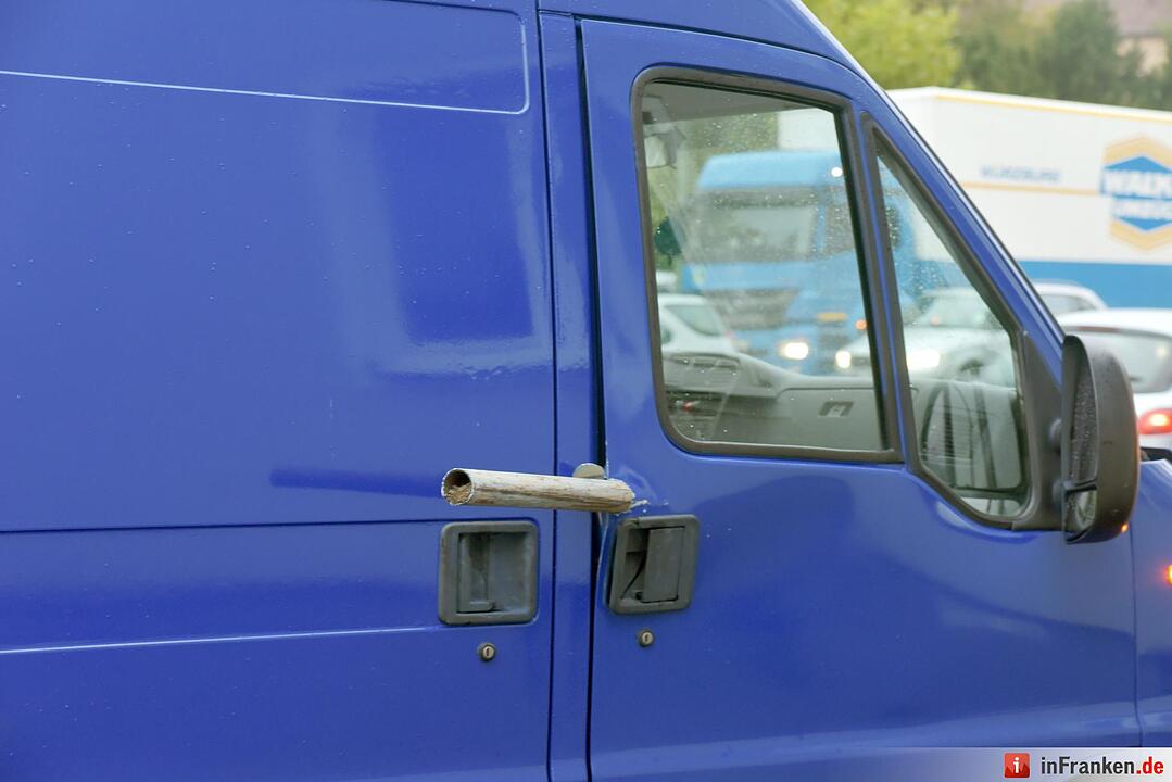 Unfall in Würzburg: Metallstange durchbohrt Kleintransporter