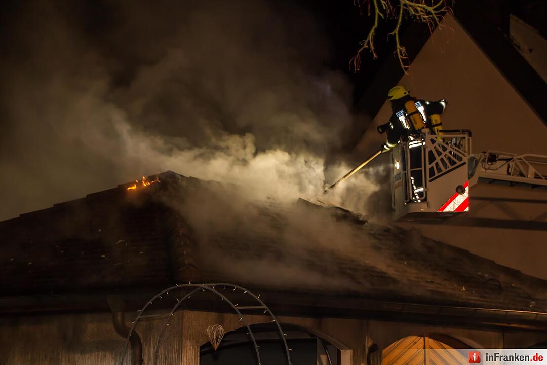 Rauchwolke über Baiersdorfer Wohngebiet - Dachstuhl einer Dreifachgarage in Brand