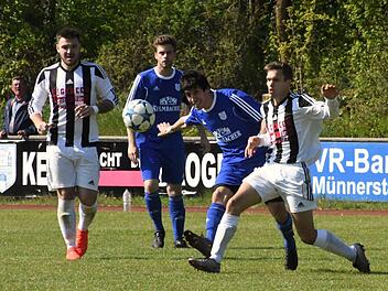 Zumindest in dieser Szene spielte der TSV Münnerstadt gegen den FSV Krum mit Köpfchen, in Person von Fuaad Kheder. Foto: Hopf