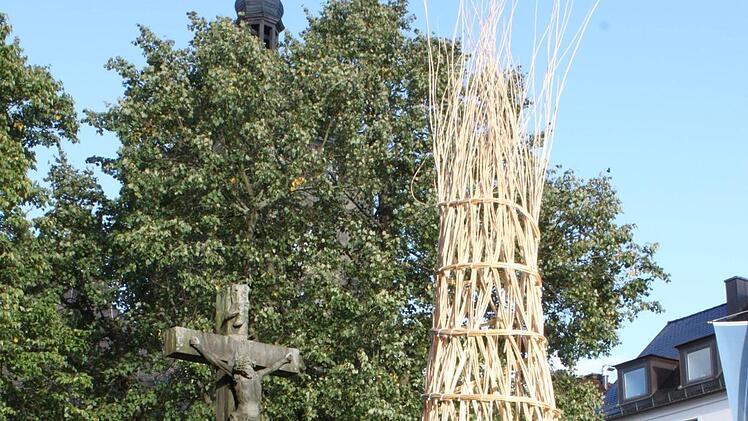 Flecht-Installation auf der Grünfläche vor der StadtpfarrkirchePopp