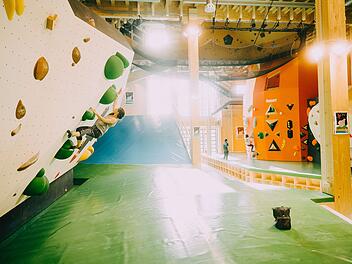 Bubenreuth: Neue Boulderhalle "Frankenjura" hat geöffnet - "größter Holzbau Deutschlands" Bubenreuth: Neue Boulderhalle "Frankenjura" hat geöffnet - "größter Holzbau Deutschlands"