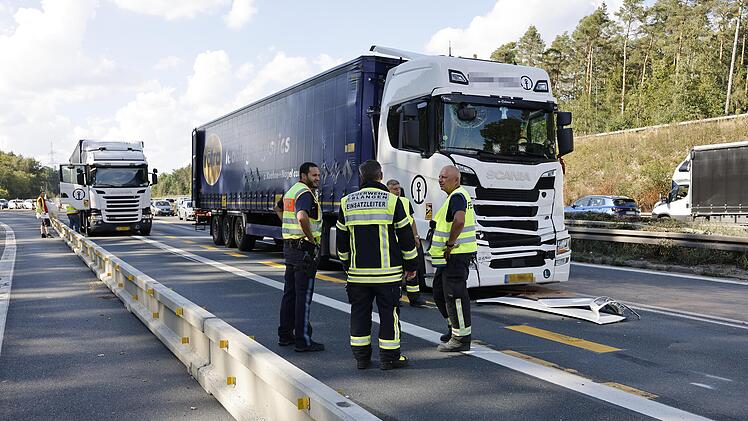 Auf H&ouml;he der Autobahnabfahrt Erlangen/Frauenaurach fuhr im Baustellenbereich ein Lastwagen (r.) auf einen anderen auf.