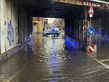 Unwetter in Bamberg: "Unbelehrbare" fahren in überflutete Unterführung